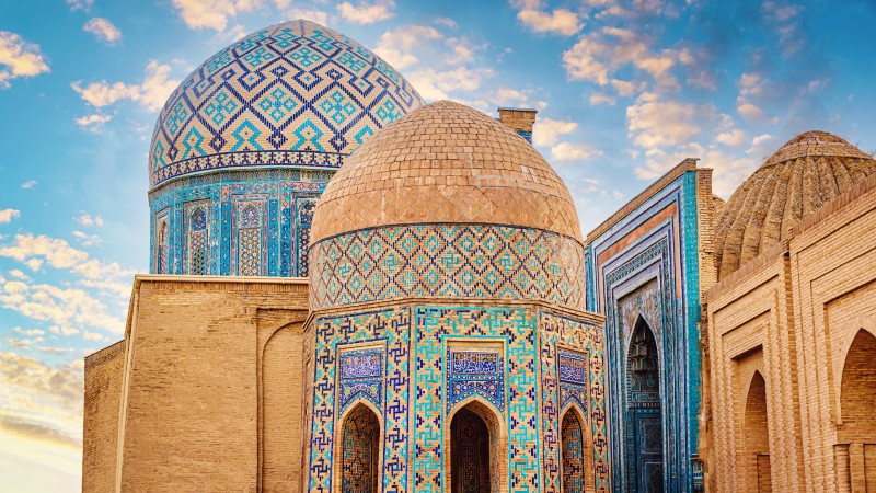 Fargerike fliser p vakre kupler i Shah-i-Zinda Mausoleet